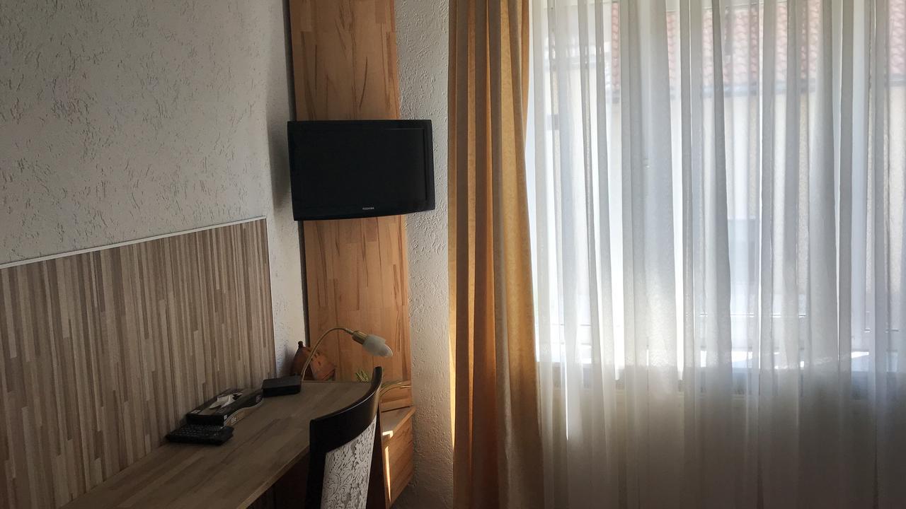 Hotel-Nachtwaechter Уна Екстериор снимка