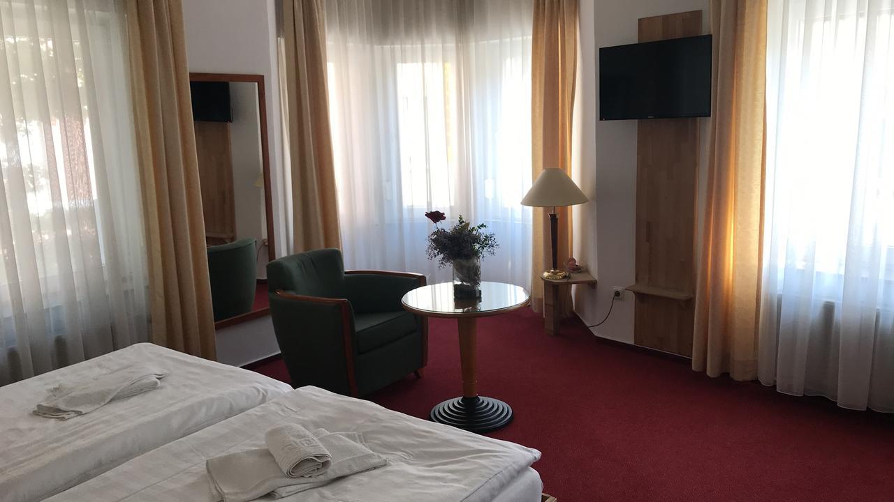 Hotel-Nachtwaechter Уна Екстериор снимка